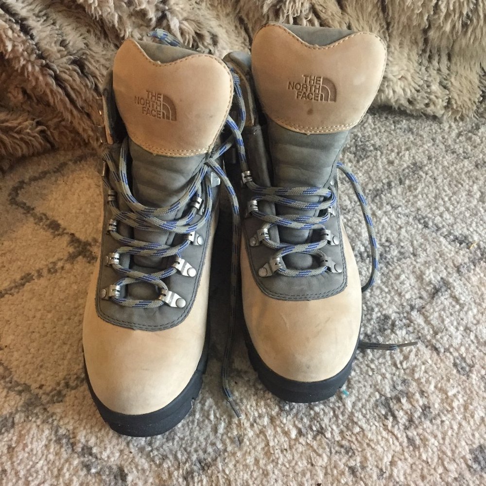 NORTH FACE HIKING BOOTS (Size 7)